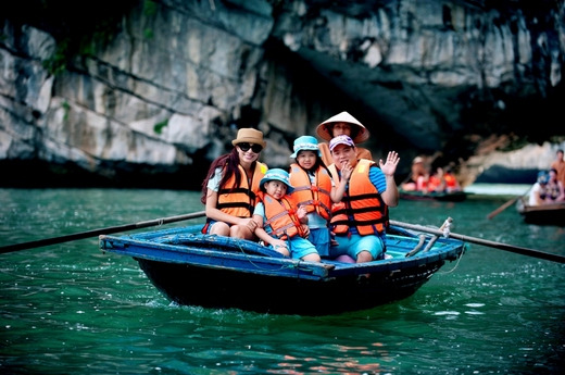 Halong bay cruise with kids