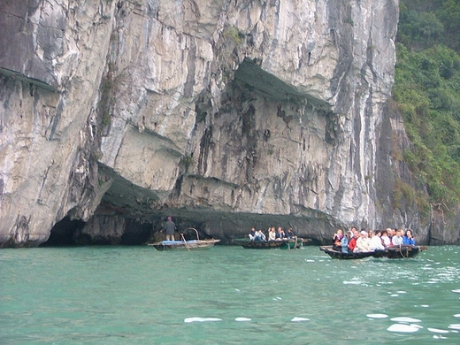 Ba Ham lake in Halong bay