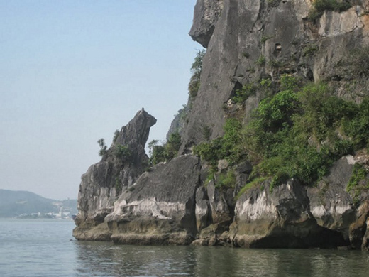 Cho Da islet in Halong bay