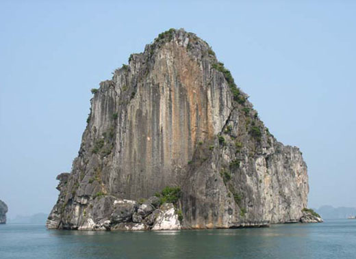 Dau Be islet in Halong bay