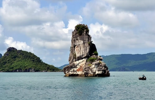 Dau Moi islet in Halong bay