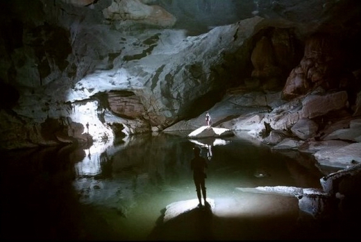 Me Cung grotto in Halong bay