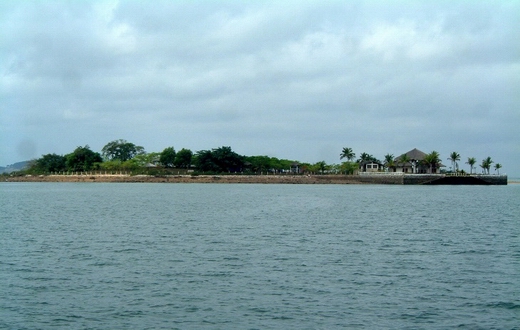 Reu island in Halong bay