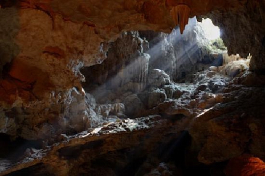 Tam Cung cave in Halong bay