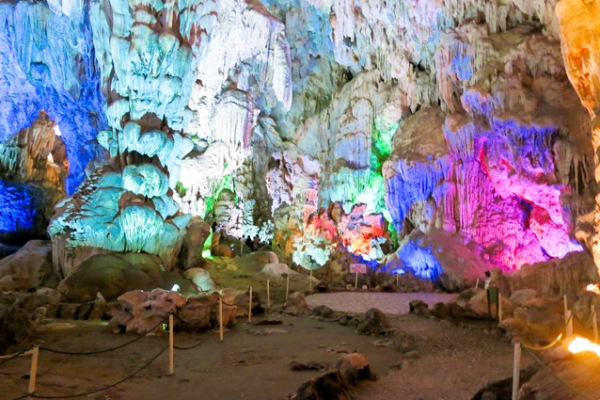 Thien Cung cave in Halong bay