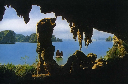 Trinh Nu grotto in Halong bay